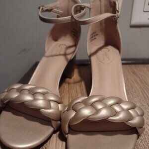 Women's size 9w Comfort gold dress shoes